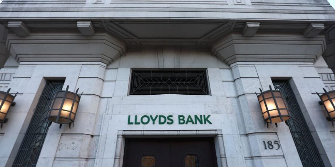 Os banqueiros do Lloyds podem enfrentar cortes de bônus, a menos que compareçam ao cargo pelo menos dois dias por semana