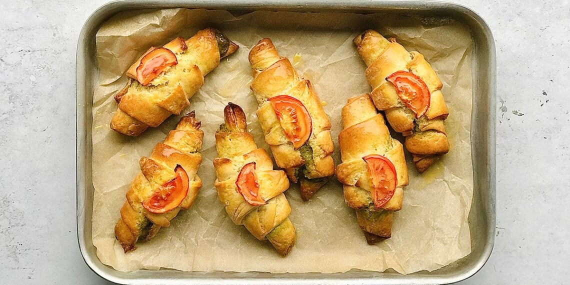 Croissants veganos de tomate e pesto: um toque escamoso em um clássico do café da manhã