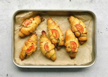 Croissants veganos de tomate e pesto: um toque escamoso em um clássico do café da manhã