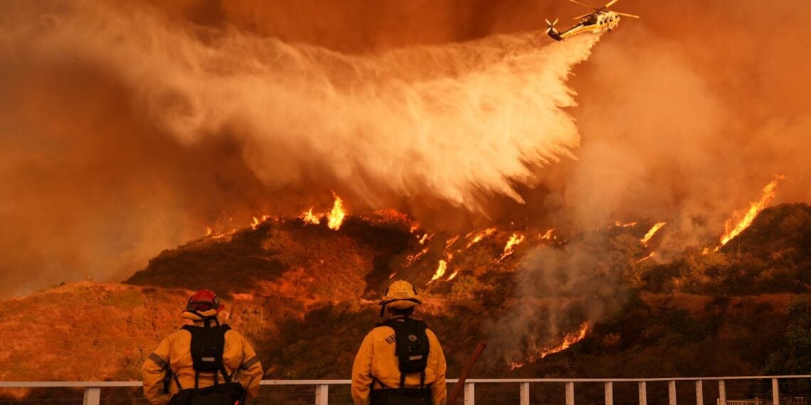 LA dispara atualizações ao vivo: o número de mortos salta para 25 à medida que os ventos retornam, aumentando os temores de 'crescimento de incêndio explosivo'