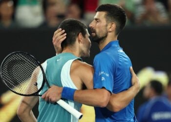 Novak Djokovic supera Carlos Alcaraz, mas 'preocupado' com lesão após confronto épico no Aberto da Austrália - ao vivo