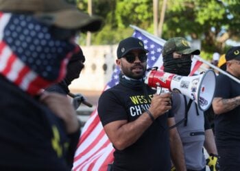 O líder dos Proud Boys, Enrique Tarrio, e o fundador do Oath Keepers, Stewart Rhodes, foram libertados da prisão após o perdão de Trump