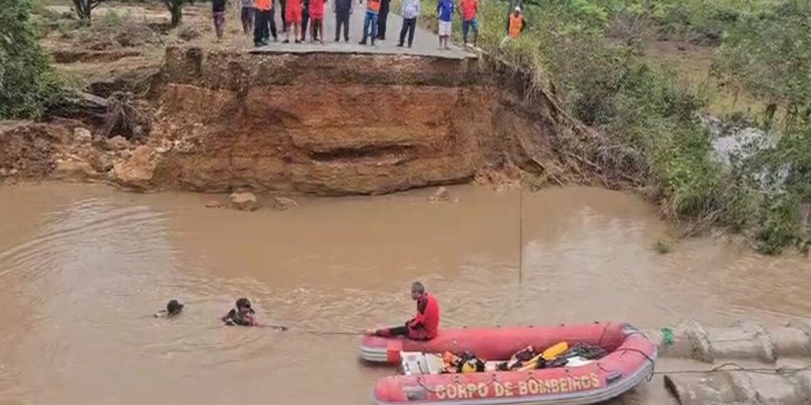 Enxurrada arrasta veículos e deixa mortos durante fortes chuvas em Sergipe - G1