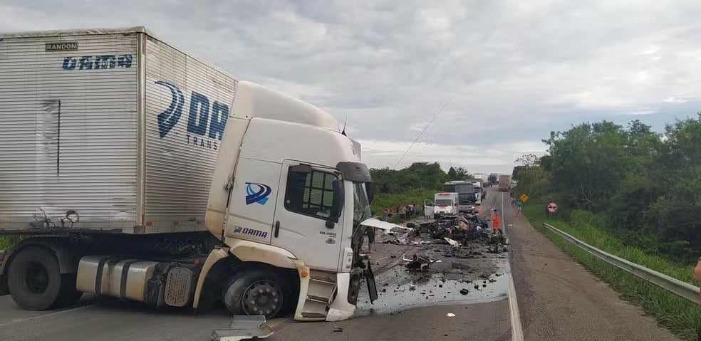 Cinco pessoas morrem após acidente entre carro e caminhão no sudoeste baiano - Jornal Correio