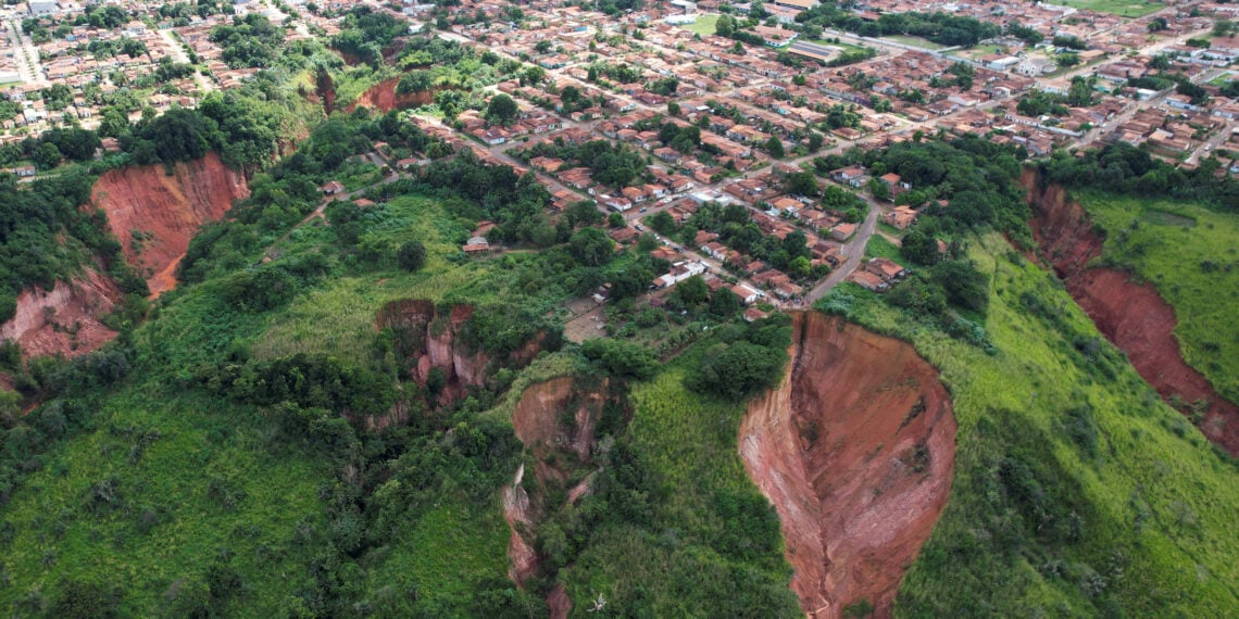 Casas são engolidas por voçorocas e cidade no Maranhão volta a decretar calamidade pública - UOL