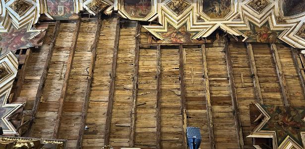 Fotografia mostra como ficou o teto da Igreja e Convento de São Francisco de Assis após desabamento em Salvador