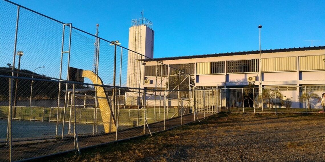 Professor é agredido por alunos após tentar impedir uso de celular em sala de aula no DF; polícia investiga - O Globo