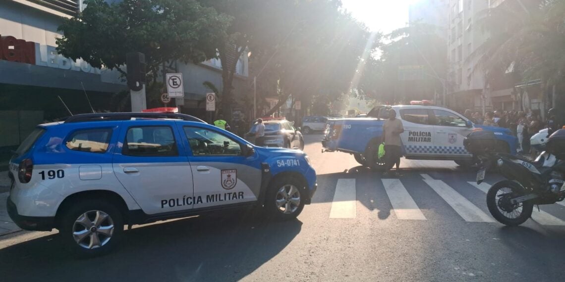 Policiais do Bope libertam refém de sequestro em agência bancária no Leblon; criminoso é baleado - G1