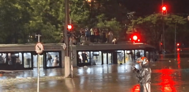 Temporal em SP: Ilhados, passageiros sobem em teto de ônibus; veja vídeos - UOL Confere