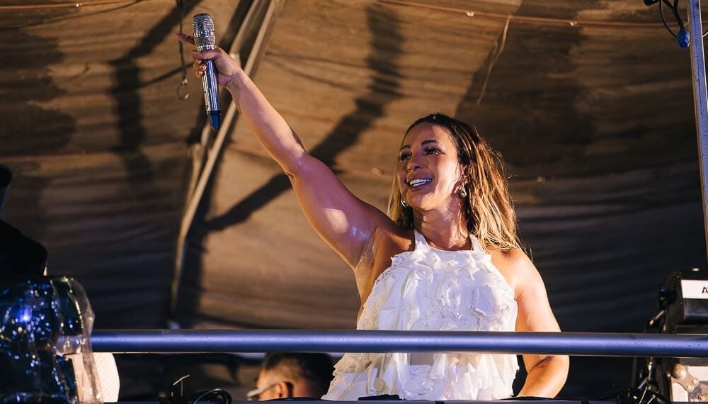 Valesca Popozuda declara aberto o Carnaval no interior paulista com o proibidão “Poesia Cústica” em Ribeirão Preto